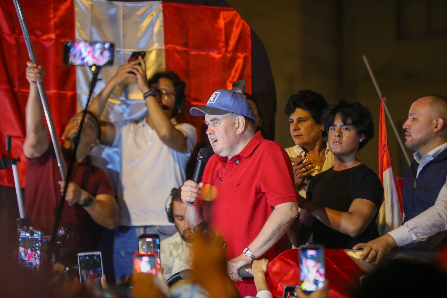 Rafael López Aliaga lidera plantón y llama a sus seguidores a 