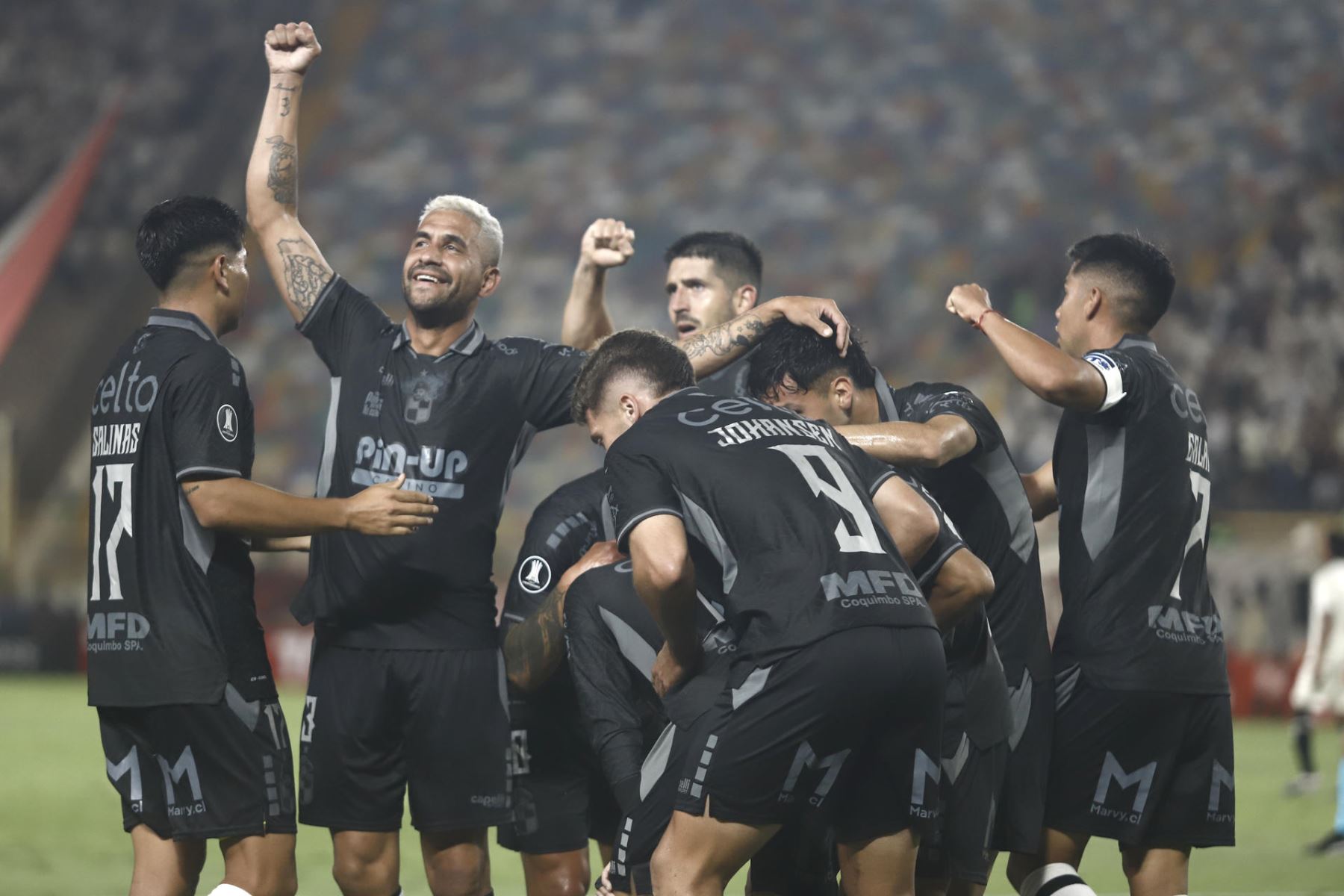 Jugadores de Coquimbo Unido celebran un gol este martes, en un partido de la fase de grupos de la Copa Libertadores entre Universitario de Deportes y Coquimbo Unido. Foto: EFE