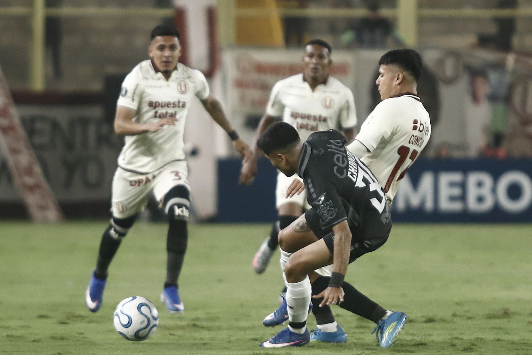 Jairo Concha (d) de Universitario de Deportes disputa un balón con Benjamín Chandía de Coquimbo Unido este martes, en un partido de la fase de grupos de la Copa Libertadores entre Universitario de Deportes y Coquimbo Unido. EFE