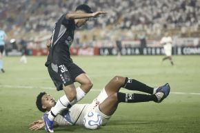 Jesús Castillo de Universitario de Deportes disputa un balón con Benjamín Chandía. Foto: EFE