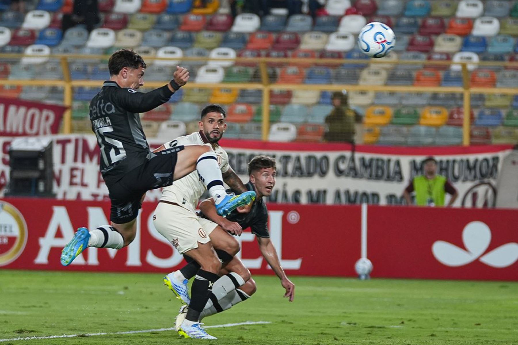 Cristián Zavala de Coquimbo Unido disputa el balón  en un partido de la fase de grupos de la Copa Libertadores entre Universitario de Deportes y Coquimbo Unido