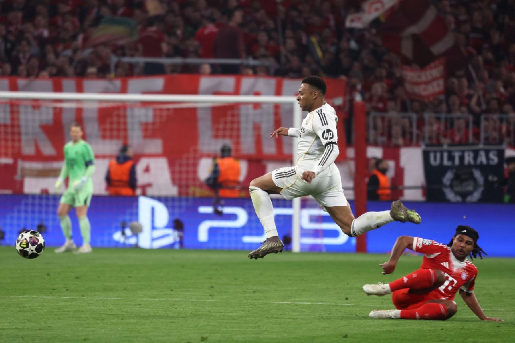 El delantero francés del Real Madrid, Kylian Mbappé, salta por encima del delantero alemán del Bayern de Múnich, Serge Gnabry , durante el partido de vuelta de los cuartos de final de la UEFA Champions League entre el FC Bayern de Múnich y el Real Madrid. Foto: AFP