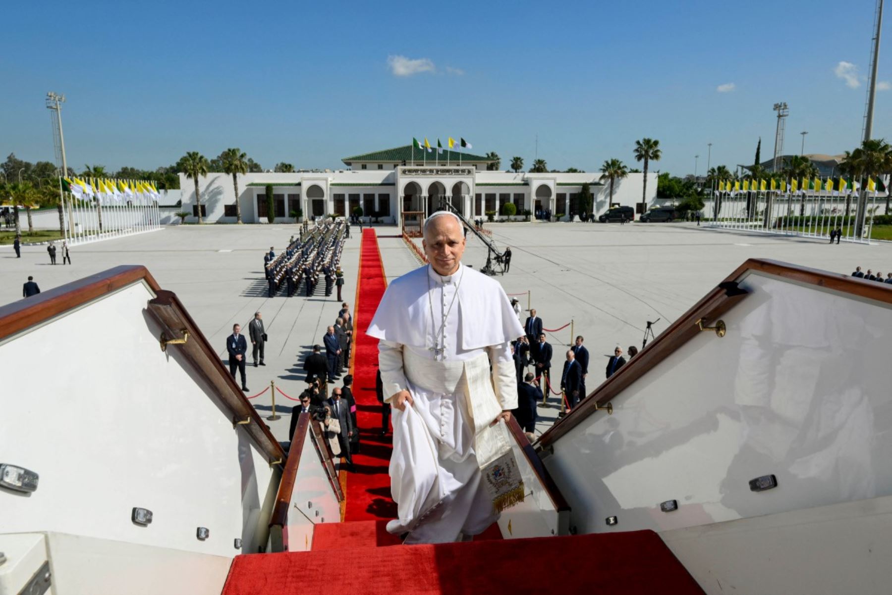 Esta fotografía, distribuida por Vatican Media, muestra al Papa León XIV en el Aeropuerto Internacional Houari Boumediene, mientras aborda un avión con destino a Yaundé, Camerún. Foto: AFP
