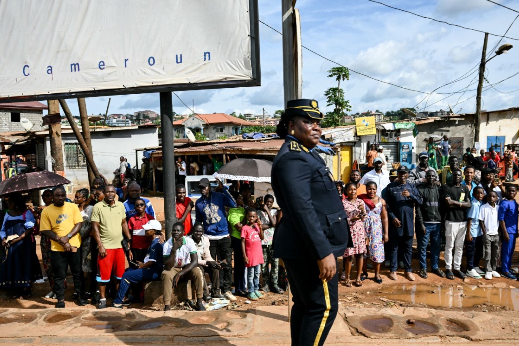Residentes vitorean al paso de la comitiva del Papa León XIV, tras su llegada al Aeropuerto Internacional de Yaundé Nsimalen, en Yaundé, en el tercer día de su viaje apostólico de 11 días a África. Foto: AFP