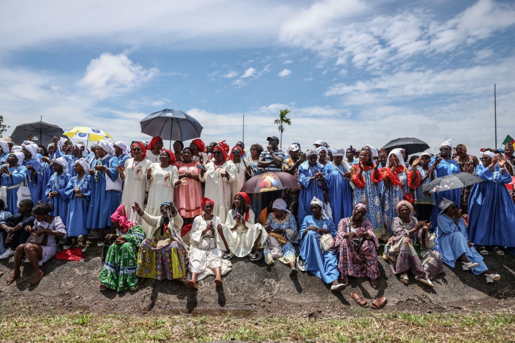 Residentes vitorean al paso de la comitiva del Papa León XIV, tras su llegada al Aeropuerto Internacional de Yaundé Nsimalen, en Yaundé, en el tercer día de su viaje apostólico de 11 días a África. Foto: AFP