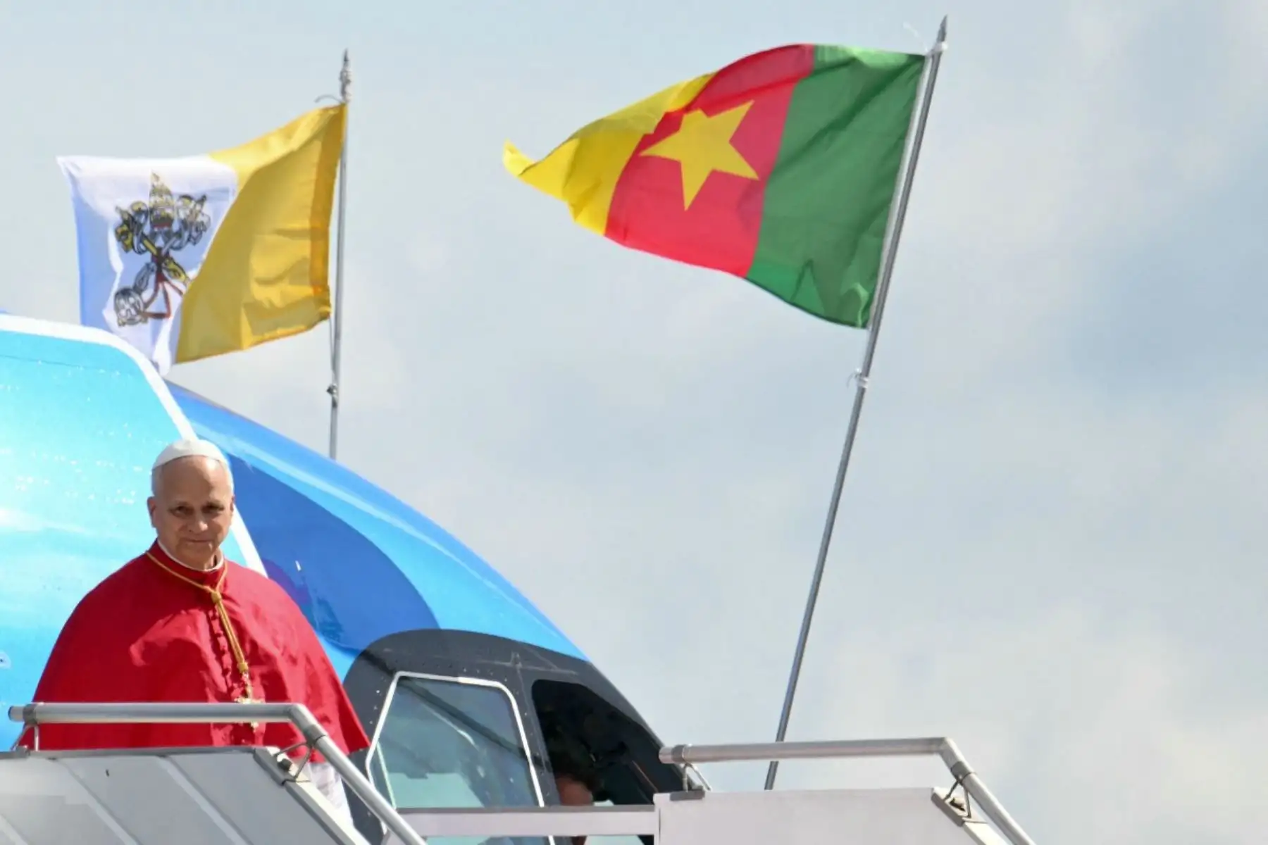 El papa León XIV llega al aeropuerto internacional de Yaoundé Nsimalen, en Yaoundé, en el tercer día de su viaje apostólico de 11 días a África. Foto: AFP
