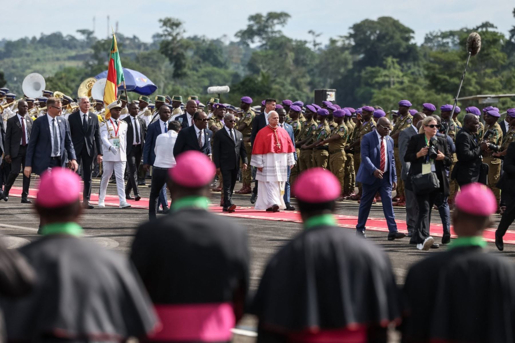 El papa León XIV llega al aeropuerto internacional de Yaoundé Nsimalen, en Yaoundé, en el tercer día de su viaje apostólico de 11 días a África. Foto: AFP
