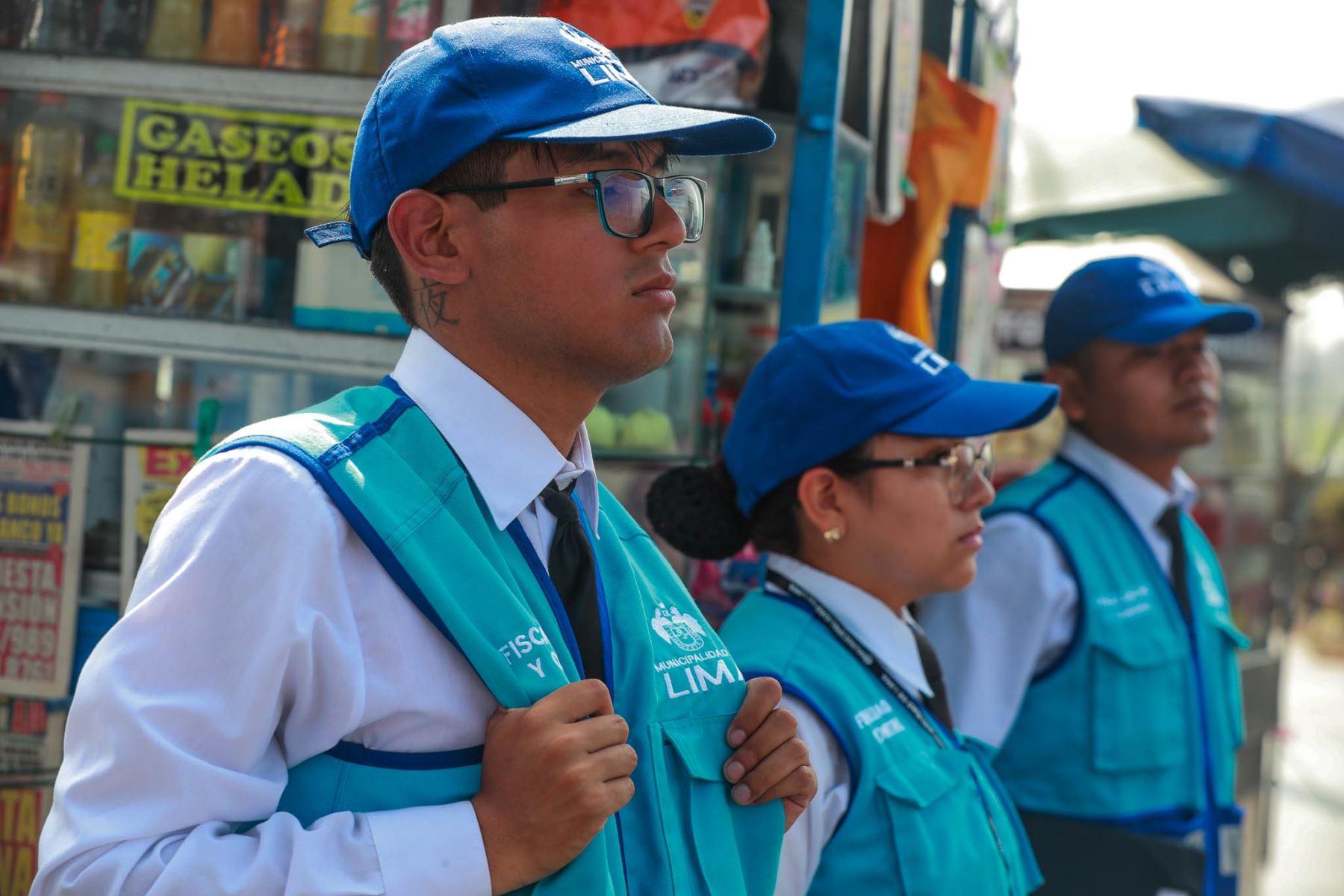 Serenazgo de la Municipalidad de Lima desalojó a comerciantes informales en el puente Balta, que une el Cercado de Lima y el Rímac, para liberar el tránsito peatonal.
Foto: ANDINA/ Verónica Calderón Zúñiga