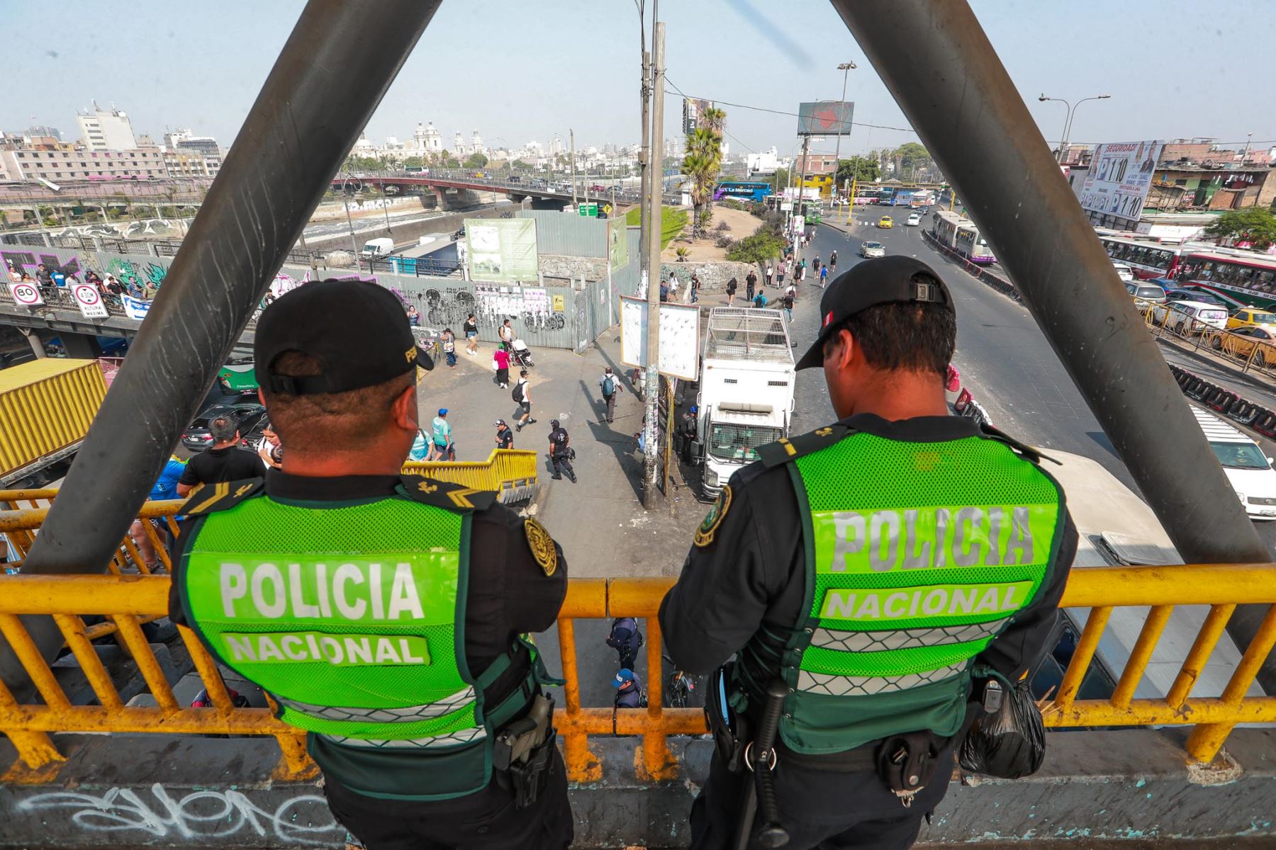 En el puente Balta, se retira a comerciantes informales y se mantiene el tránsito de peatones en la zona.Foto: ANDINA/ Verónica Calderón Zúñiga