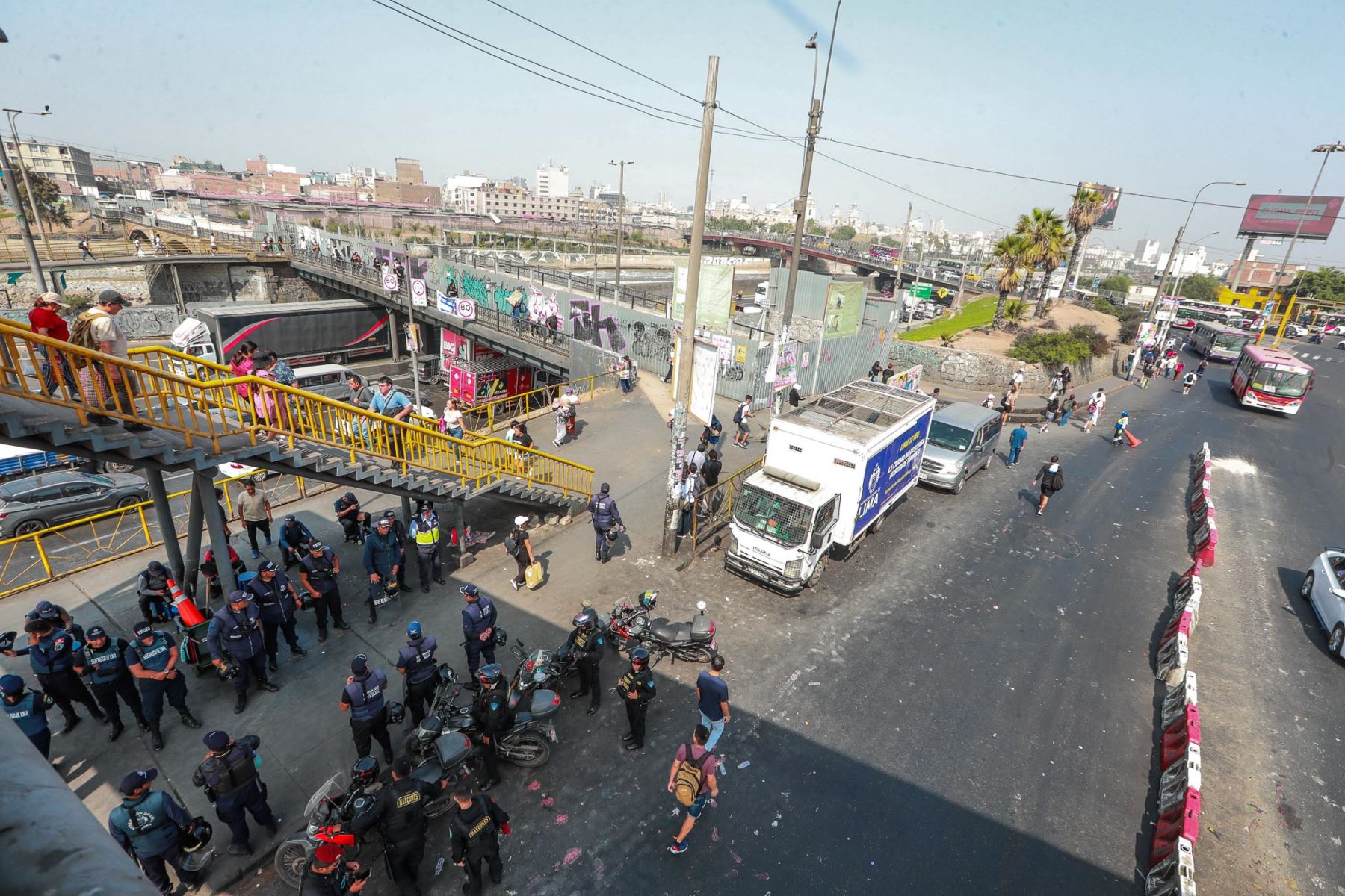 En el puente Balta, se retira a comerciantes informales y se mantiene el tránsito de peatones en la zona.Foto: ANDINA/ Verónica Calderón Zúñiga