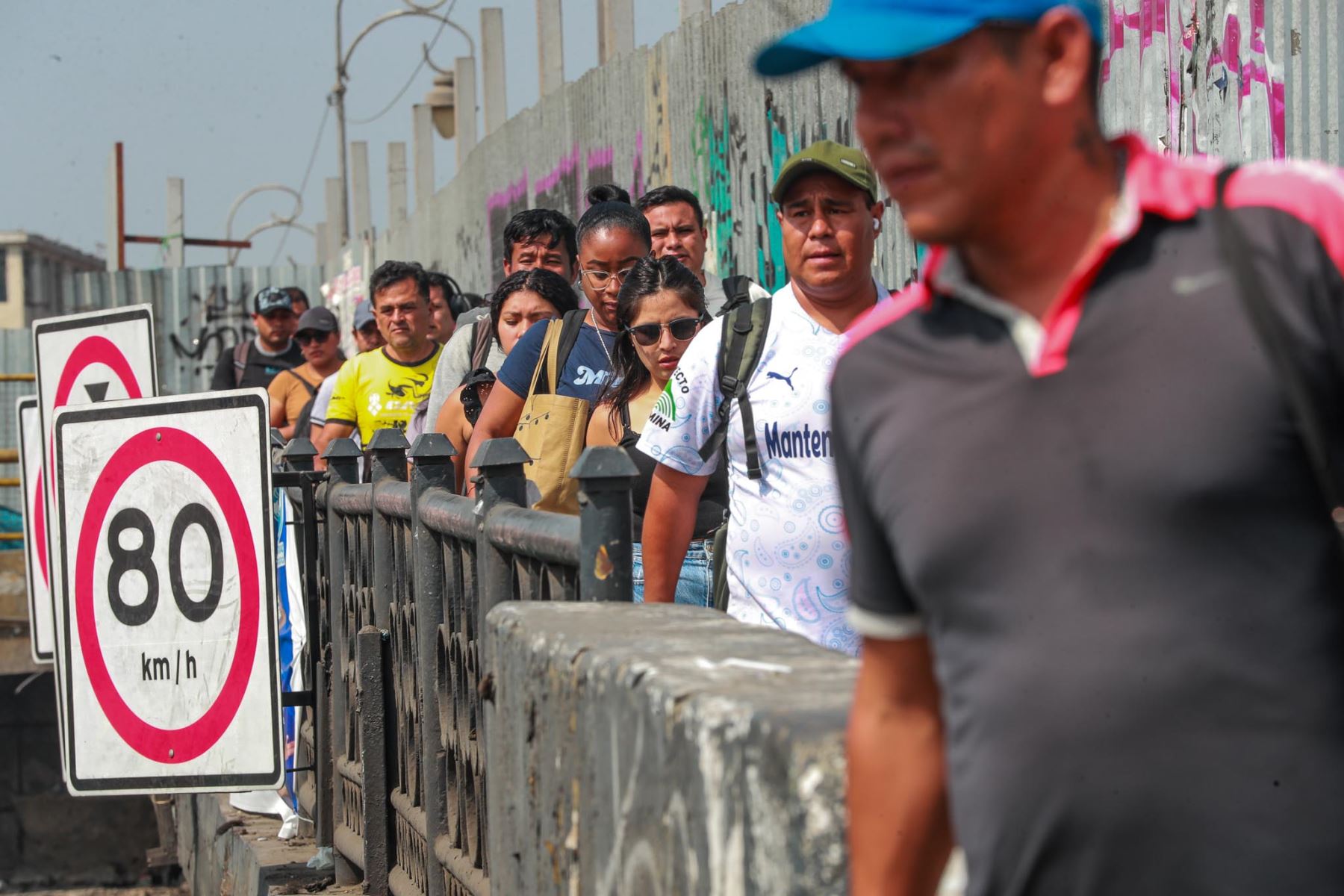 En el puente Balta, se retira a comerciantes informales y se mantiene el tránsito de peatones en la zona.Foto: ANDINA/ Verónica Calderón Zúñiga