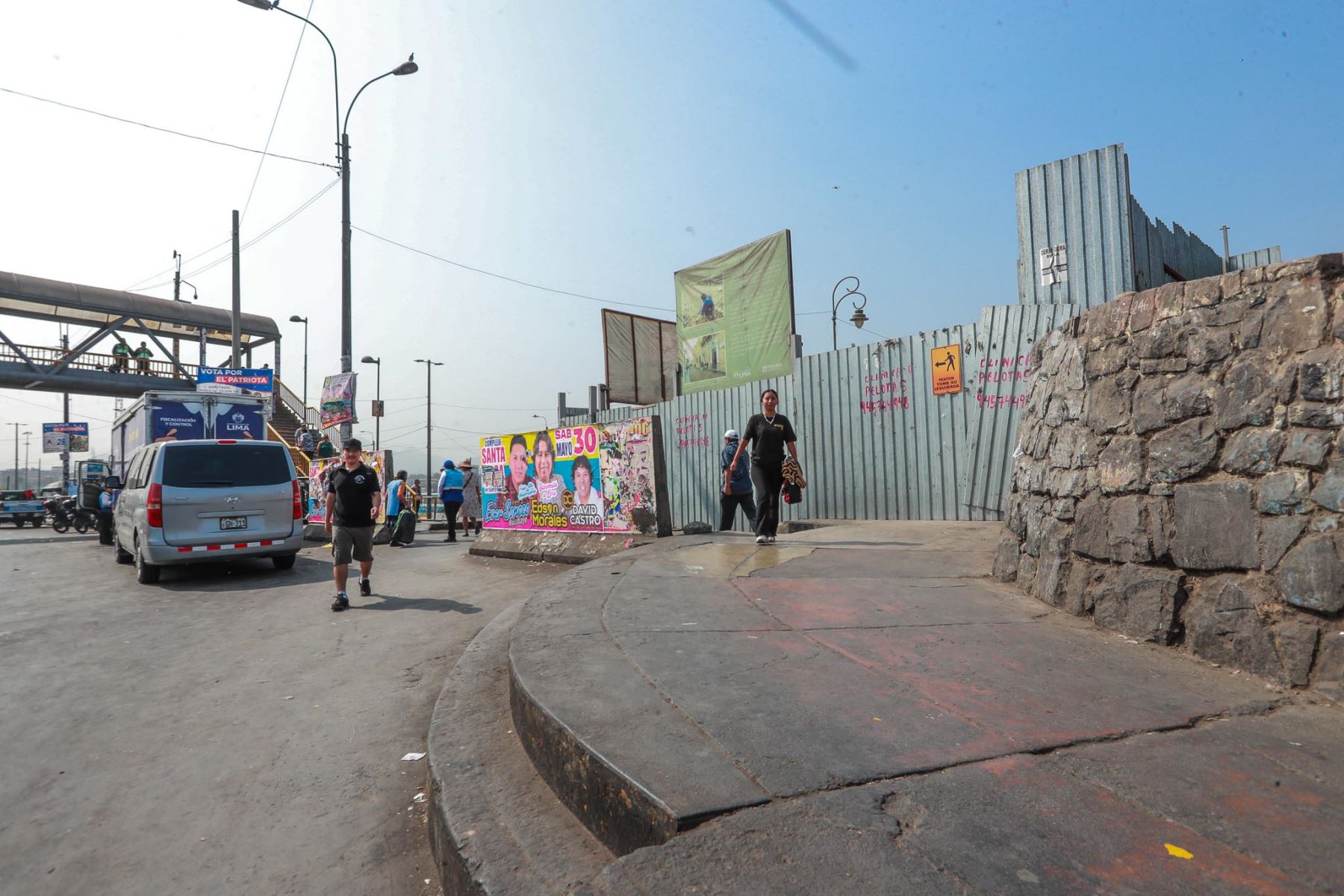 En el puente Balta, se retira a comerciantes informales y se mantiene el tránsito de peatones en la zona.Foto: ANDINA/ Verónica Calderón Zúñiga
