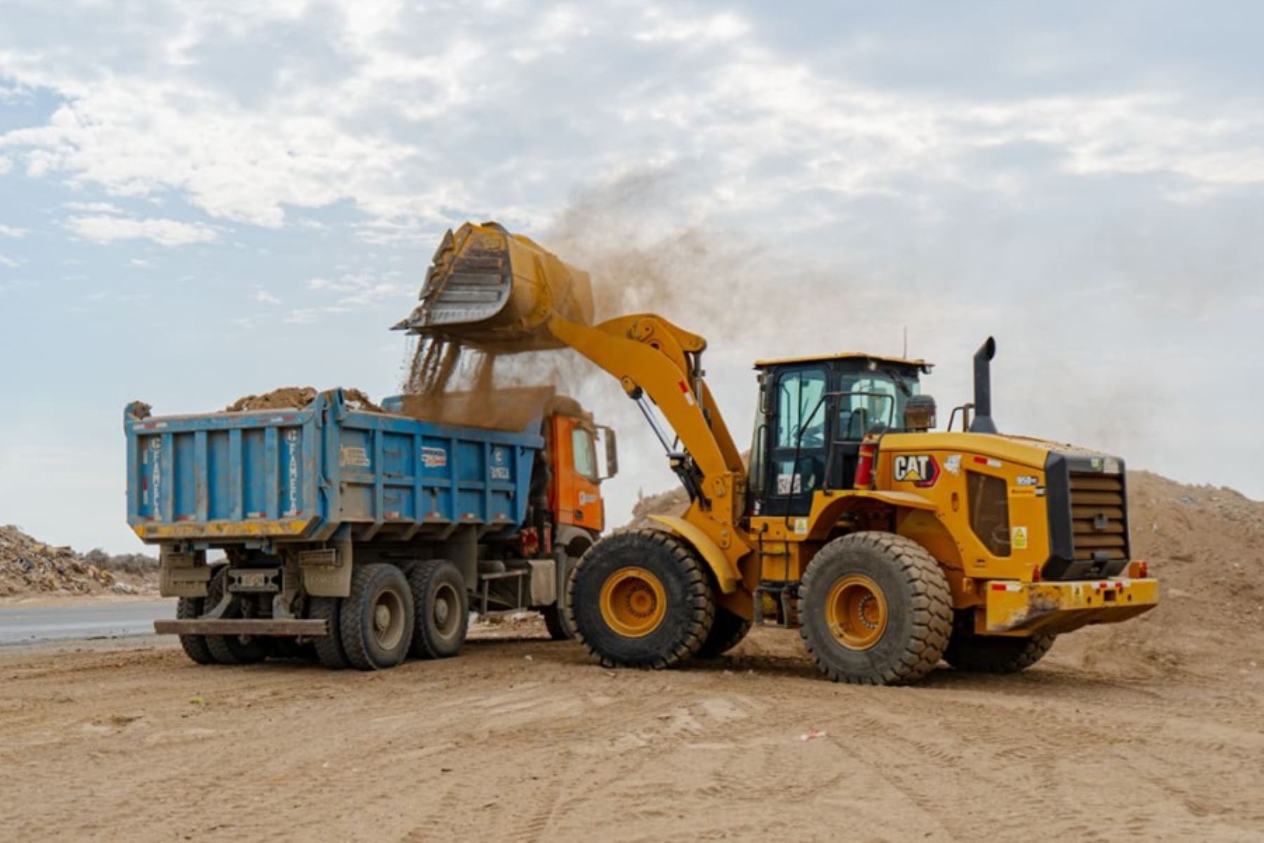 Chan Chan: retiran 2,070 m3 de desmonte y basura de zona intangible y vía Evitamiento