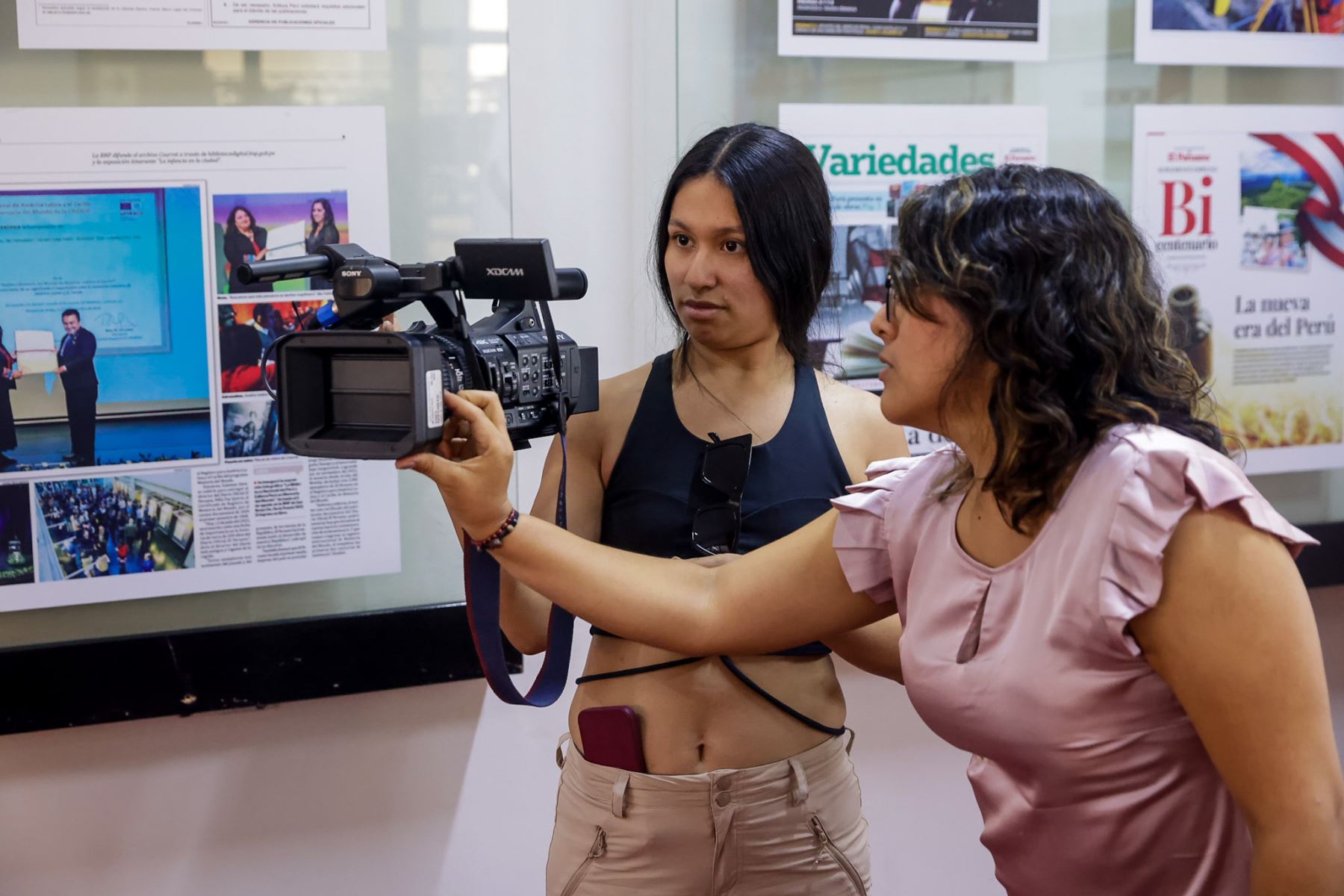 Estudiantes de la carrera de Comunicación de la Universidad Femenina del Sagrado Corazón (UNIFÉ) visitaron la Agencia de Noticias Andina, donde recibieron charlas de profesionales de las áreas de multimedia, redes sociales, redacción, fotografía y canal de televisión. Foto: ANDINA/Luis Iparraguirre