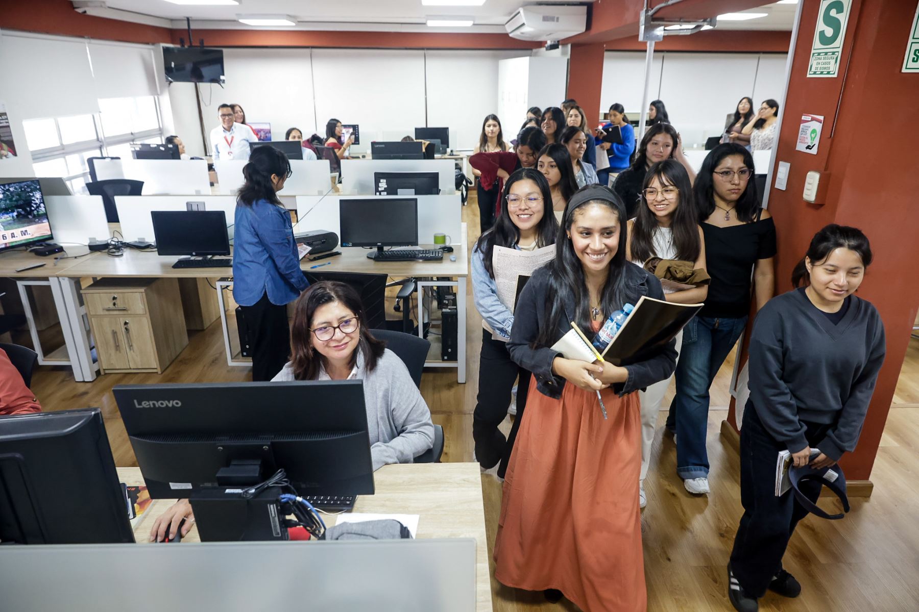 Estudiantes de la carrera de Comunicación de la Universidad Femenina del Sagrado Corazón (UNIFÉ) visitaron la Agencia de Noticias Andina, donde recibieron charlas de profesionales de las áreas de multimedia, redes sociales, redacción, fotografía y canal de televisión. Foto: ANDINA/Luis Iparraguirre