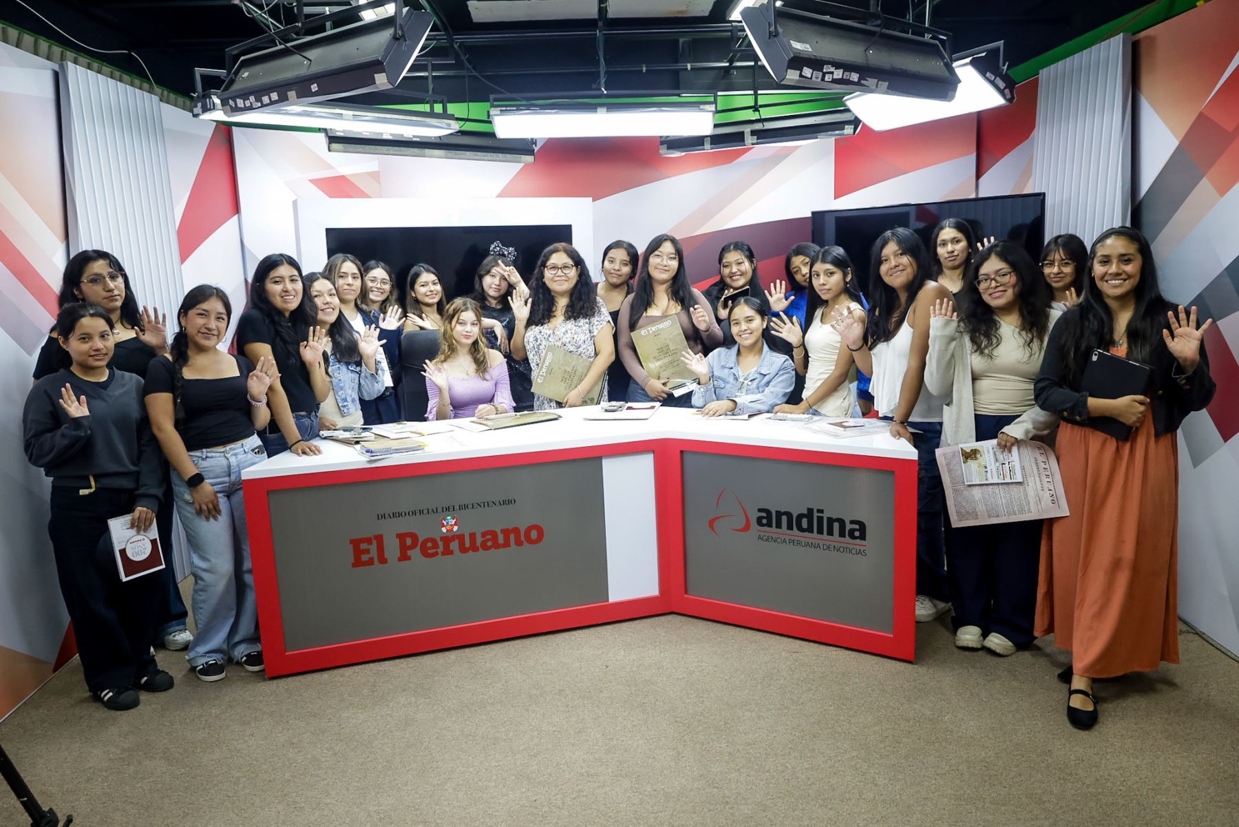 Estudiantes de la carrera de Comunicación de la Universidad Femenina del Sagrado Corazón (UNIFÉ) visitaron la Agencia de Noticias Andina, donde recibieron charlas de profesionales de las áreas de multimedia, redes sociales, redacción, fotografía y canal de televisión. Foto: ANDINA/Luis Iparraguirre
