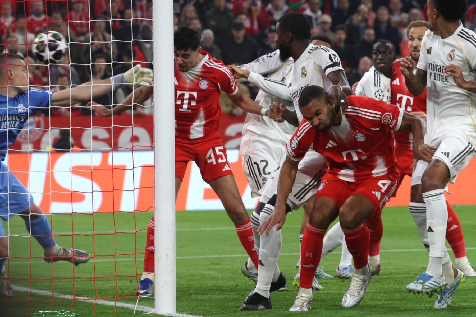 El centrocampista alemán del Bayern de Múnich, Aleksandar Pavlovic, anota de cabeza el gol del empate 1-1, superando al portero ucraniano del Real Madrid, Andriy Lunin durante el partido de vuelta de los cuartos de final de la Liga de Campeones de la UEFA entre el FC Bayern de Múnich y el Real Madrid. AFP