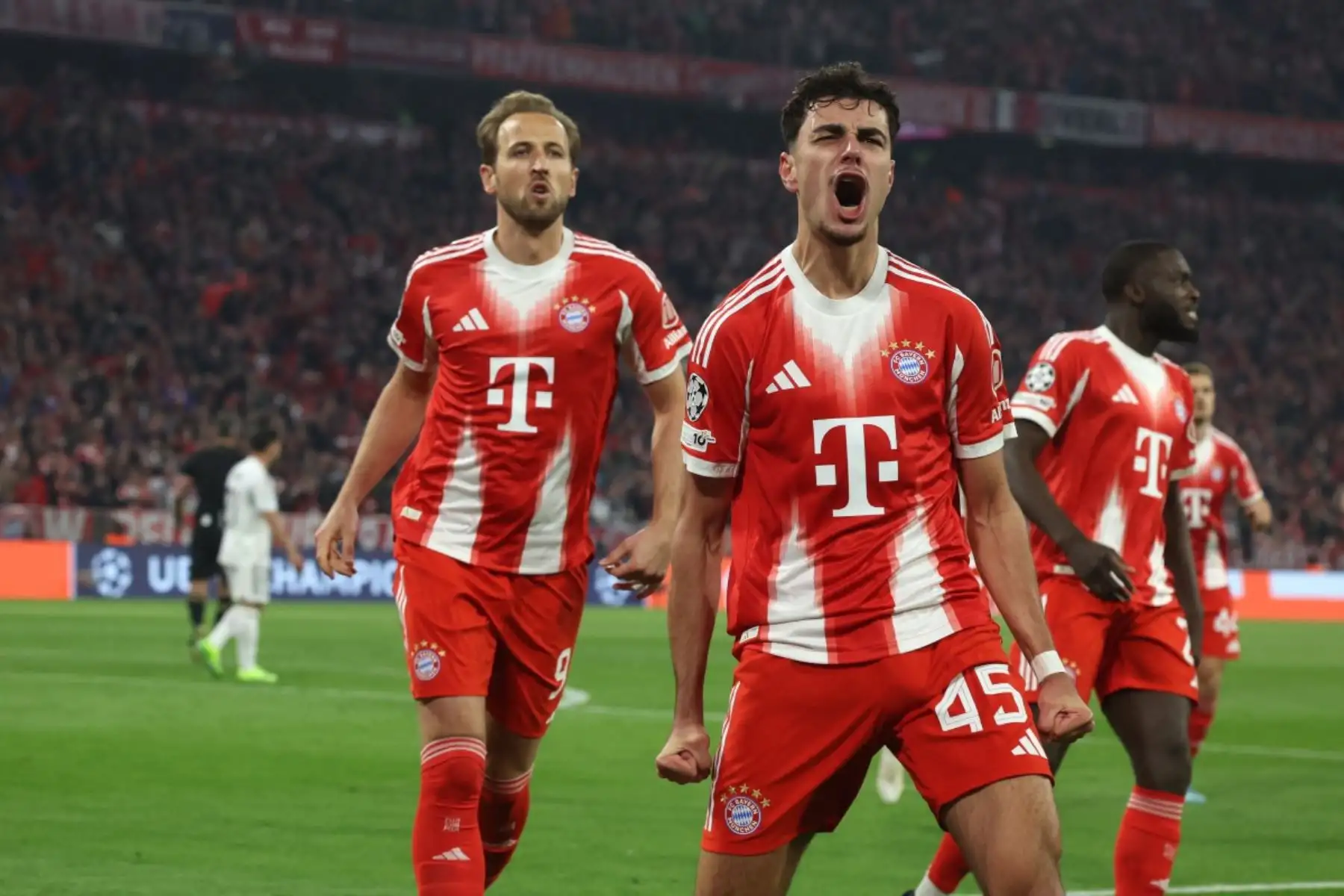El centrocampista alemán del Bayern de Múnich, Aleksandar Pavlovic, celebra junto al delantero inglés del Bayern de Múnich, Harry Kane, tras marcar el gol del empate 1-1 durante el partido de vuelta de los cuartos de final de la Liga de Campeones de la UEFA entre el FC Bayern de Múnich y el Real Madrid. AFP