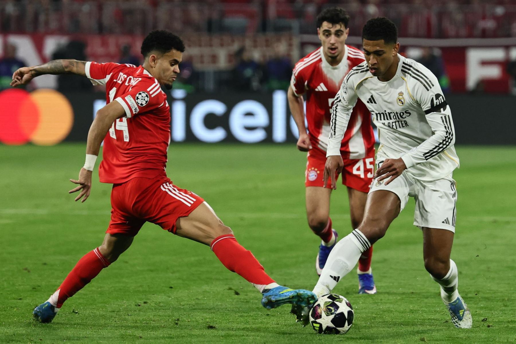 Luis Díaz del Bayern de Múnich en acción contra Jude Bellingham del Real Madrid durante el partido de vuelta de los cuartos de final de la UEFA Champions League entre el FC Bayern de Múnich y el Real Madrid. EFE