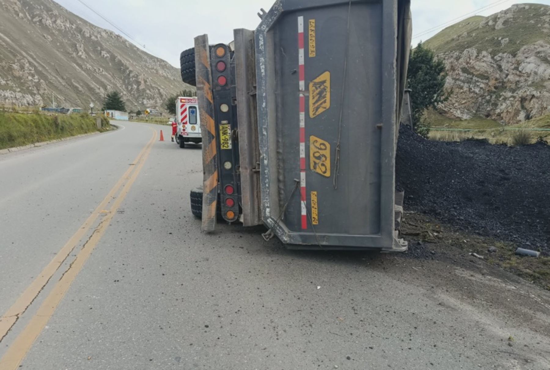 Despiste y volcadura en carretera Pasco-La Oroya deja conductor herido de gravedad