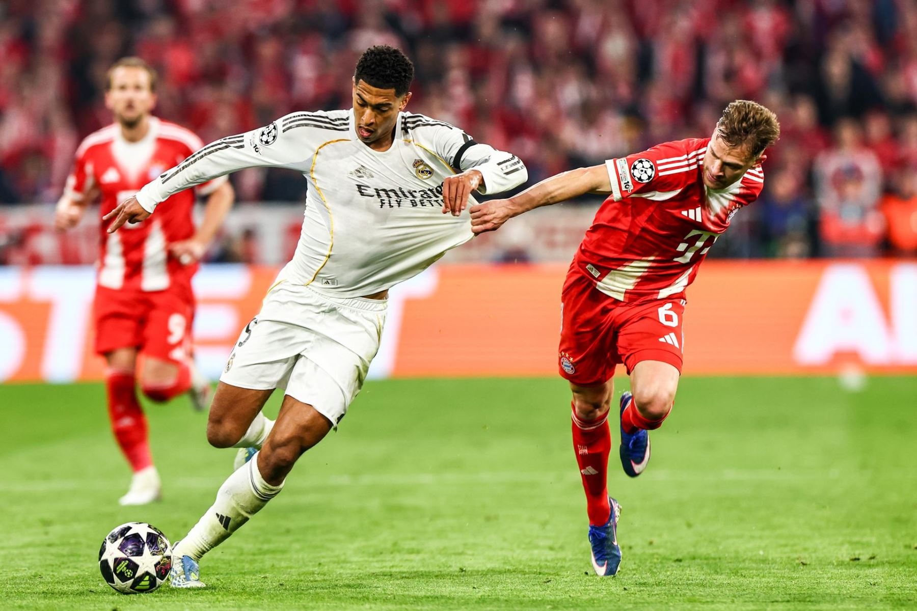 Luis Díaz del Bayern de Múnich  en acción contra Jude Bellingham del Real Madrid  durante el partido de vuelta de los cuartos de final de la UEFA Champions League entre el FC Bayern de Múnich y el Real Madrid. Foto: EFE