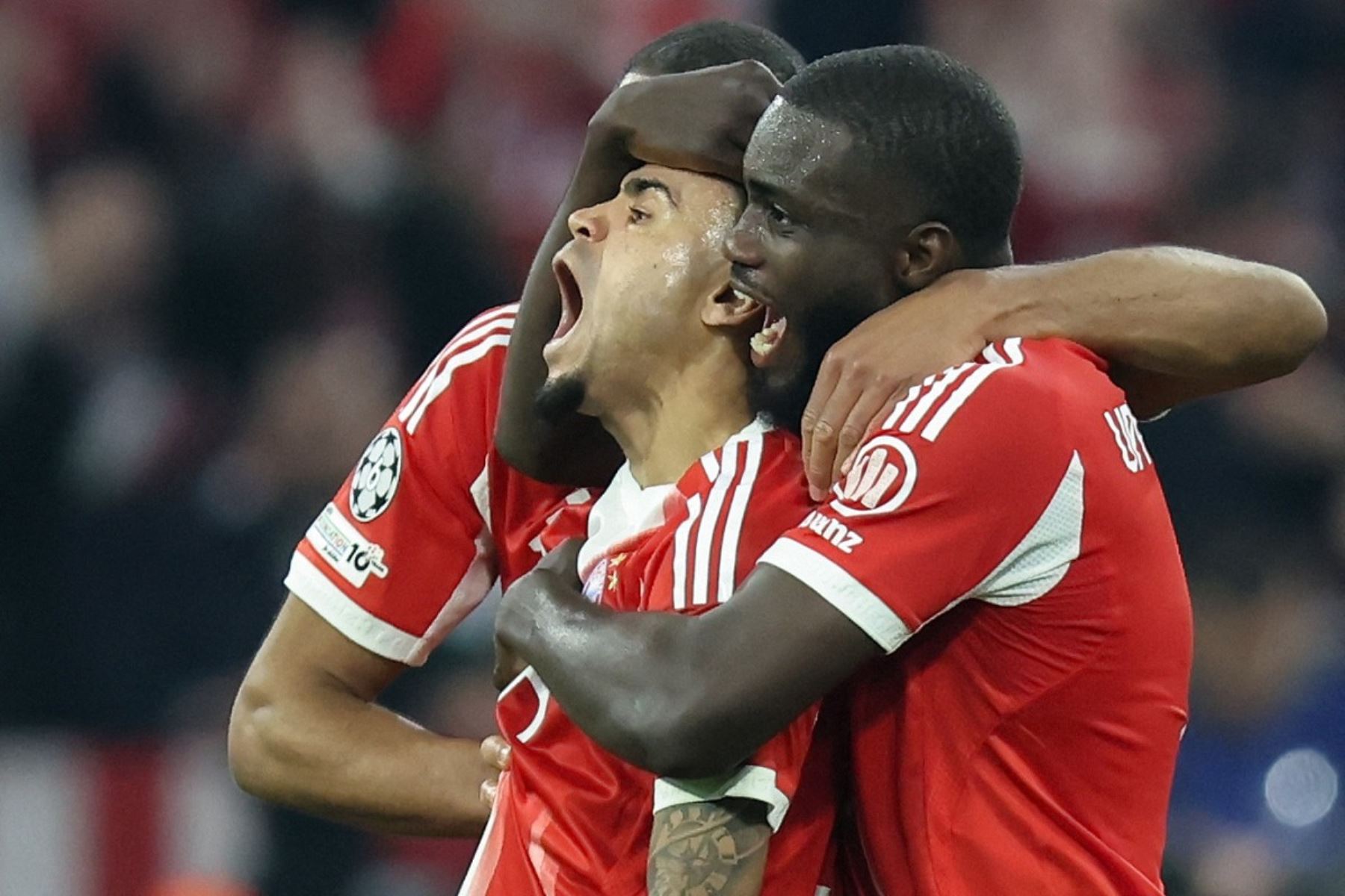 El delantero colombiano del Bayern de Múnich, Luis Díaz  celebra el gol del empate 3-3 con sus compañeros durante el partido de vuelta de los cuartos de final de la Liga de Campeones de la UEFA entre el FC Bayern de Múnich y el Real Madrid. Foto: AFP