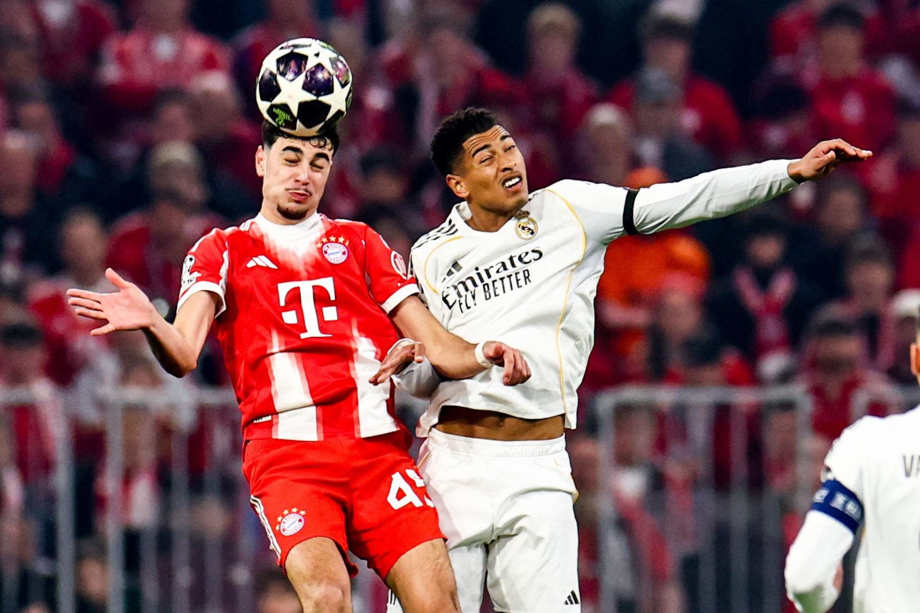Jude Bellingham (derecha) del Real Madrid en acción contra Aleksandar Pavlovic del Bayern de Múnich durante el partido de vuelta de los cuartos de final de la Liga de Campeones de la UEFA entre el FC Bayern de Múnich y el Real Madrid. EFE