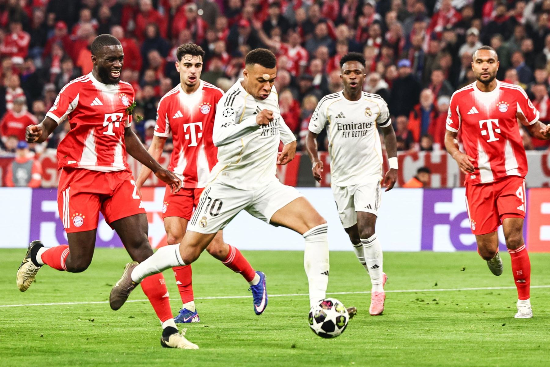 Kylian Mbappé  del Real Madrid en acción durante el partido de vuelta de los cuartos de final de la UEFA Champions League entre el FC Bayern Munich y el Real Madrid. EFE