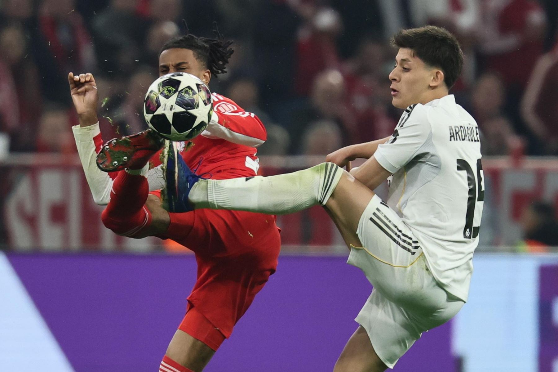 Arda Guler del Real Madrid en acción contra Michael Olise del Bayern Munich durante el partido de vuelta de los cuartos de final de la UEFA Champions League entre el FC Bayern Munich y el Real Madrid. EFE