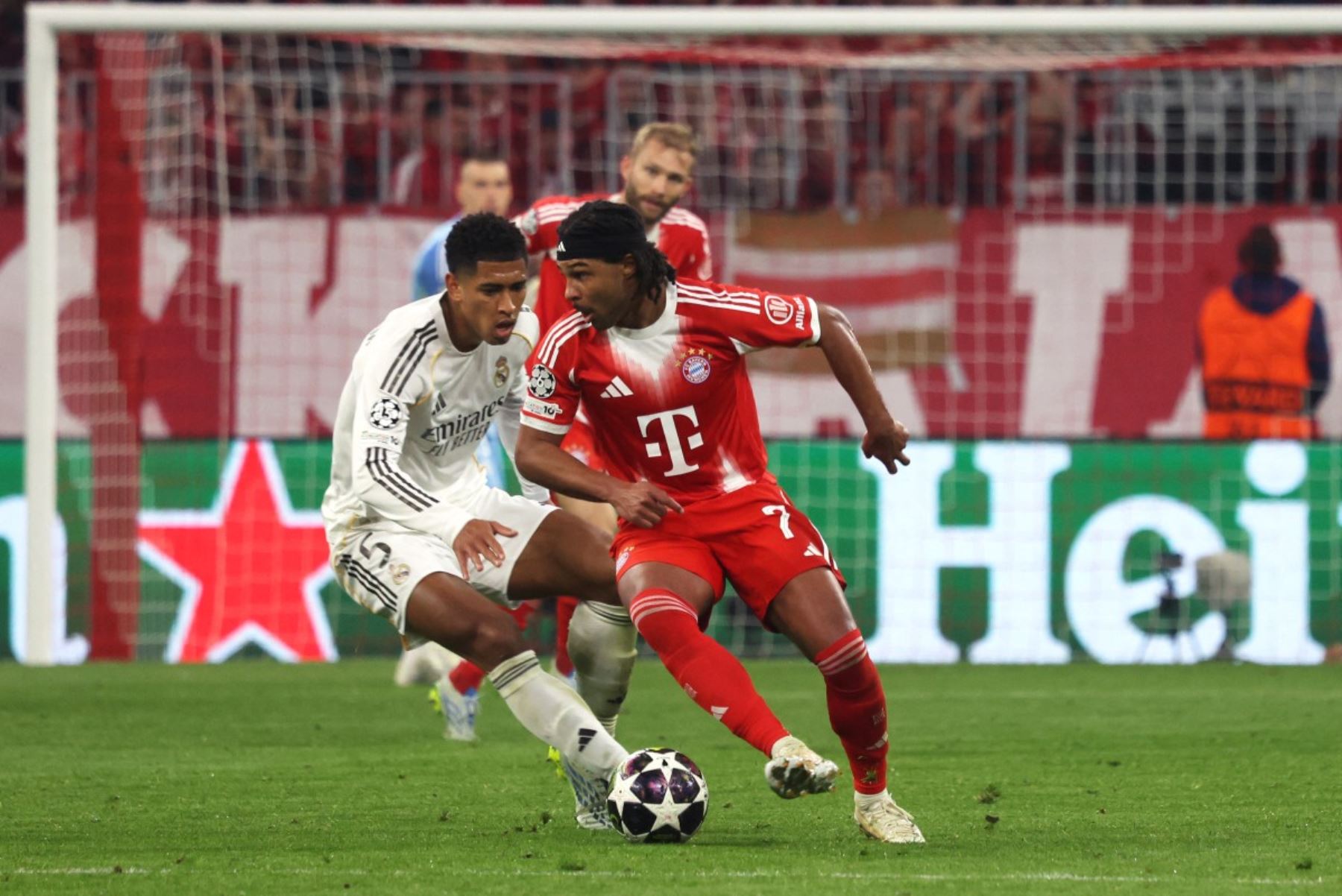 El centrocampista inglés del Real Madrid, Jude Bellingham y el delantero alemán del Bayern de Múnich, Serge Gnabry, disputan el balón durante el partido de vuelta de los cuartos de final de la Liga de Campeones de la UEFA entre el FC Bayern de Múnich y el Real Madrid. Foto: AFP