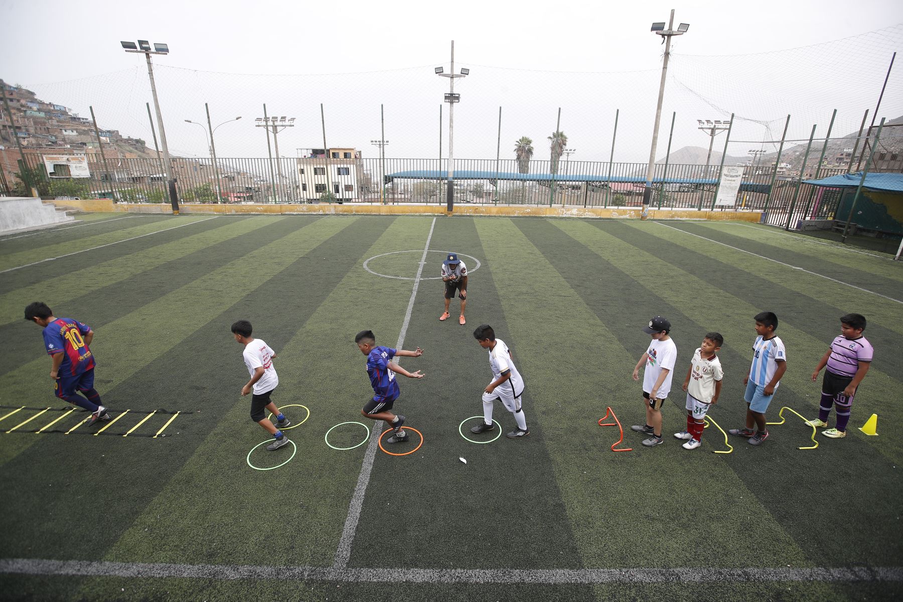 Rodríguez también dirige el Centro Cultural La Gran Marcha de los Muñecones, agrupación que define la estética y la propuesta artística del festival, y proyecta la creación de una escuela de formación actoral en espacios abiertos.
Foto: ANDINA/ Eddy Ramos