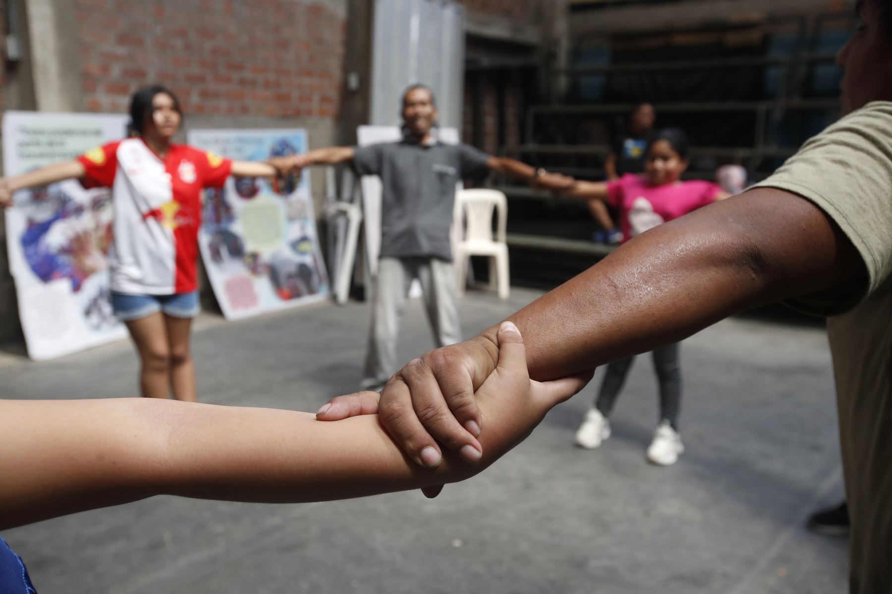 Jorge Rodríguez, quien durante una década coordinó los pasacalles del festival, se desempeña actualmente como animador cultural, mientras que Patricia Beltrán asumió la coordinación general del evento. Foto: ANDINA/ Eddy Ramos