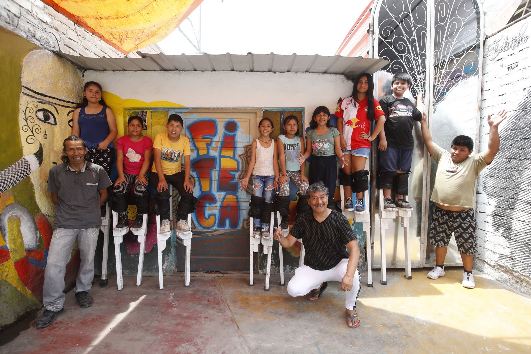 La denominada Casa Fiteca, ubicada en la avenida Miraflores, se ha convertido en un punto de encuentro comunitario, mientras los vecinos trabajan en mejorar su entorno urbano y fortalecer la memoria colectiva del barrio. Foto: ANDINA/ Eddy Ramos