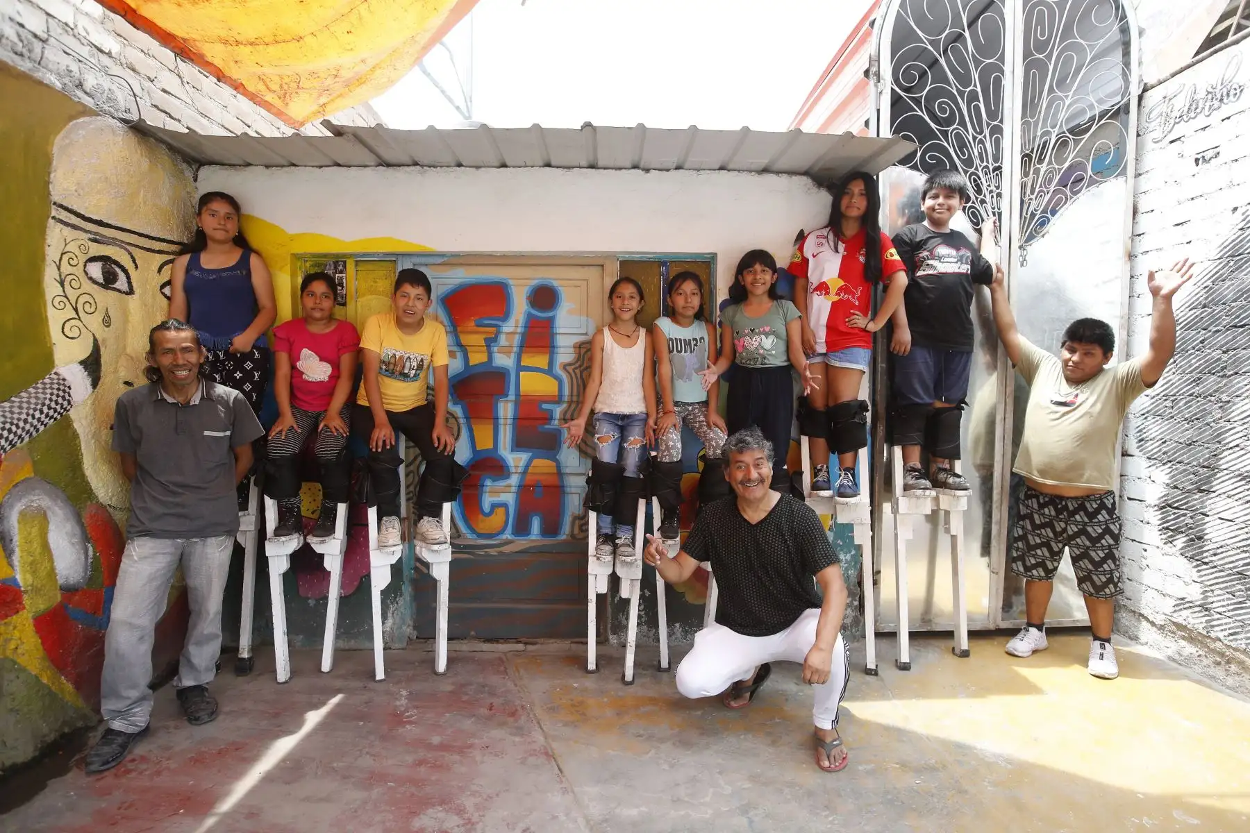 La denominada Casa Fiteca, ubicada en la avenida Miraflores, se ha convertido en un punto de encuentro comunitario, mientras los vecinos trabajan en mejorar su entorno urbano y fortalecer la memoria colectiva del barrio. Foto: ANDINA/ Eddy Ramos