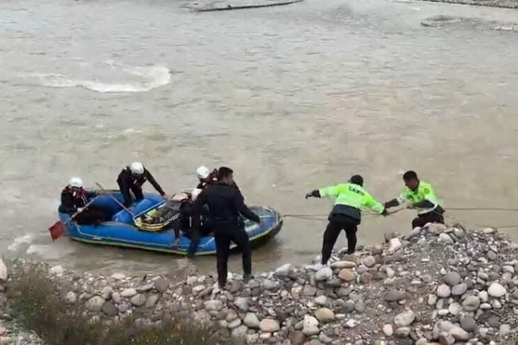 Jauja: hallan restos de segunda víctima del despiste de auto que cayó al río Mantaro