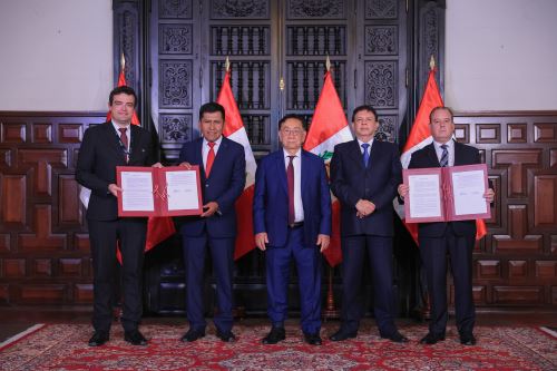 Presidente José María Balcázar participa en la suscripción de los contratos para las obras del nuevo Hospital Regional Manuel Núñez Butrón