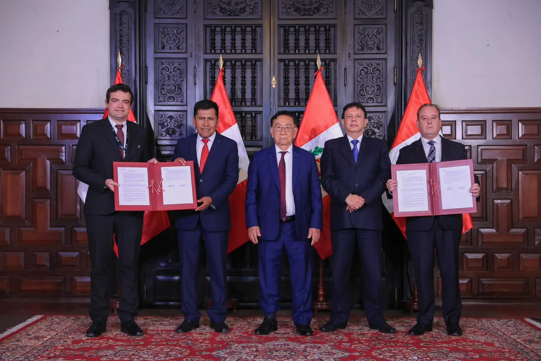 El presidente de la república, José María Balcázar, participó en la suscripción de los contratos para las obras del nuevo Hospital Regional Manuel Núñez Butrón. Este proyecto, ejecutado bajo el enfoque de Gobierno a Gobierno con Francia, representa una inversión histórica que beneficiará a más de 1 millón 300 mil peruanos.
  Foto: ANDINA/Prensa Presidencia