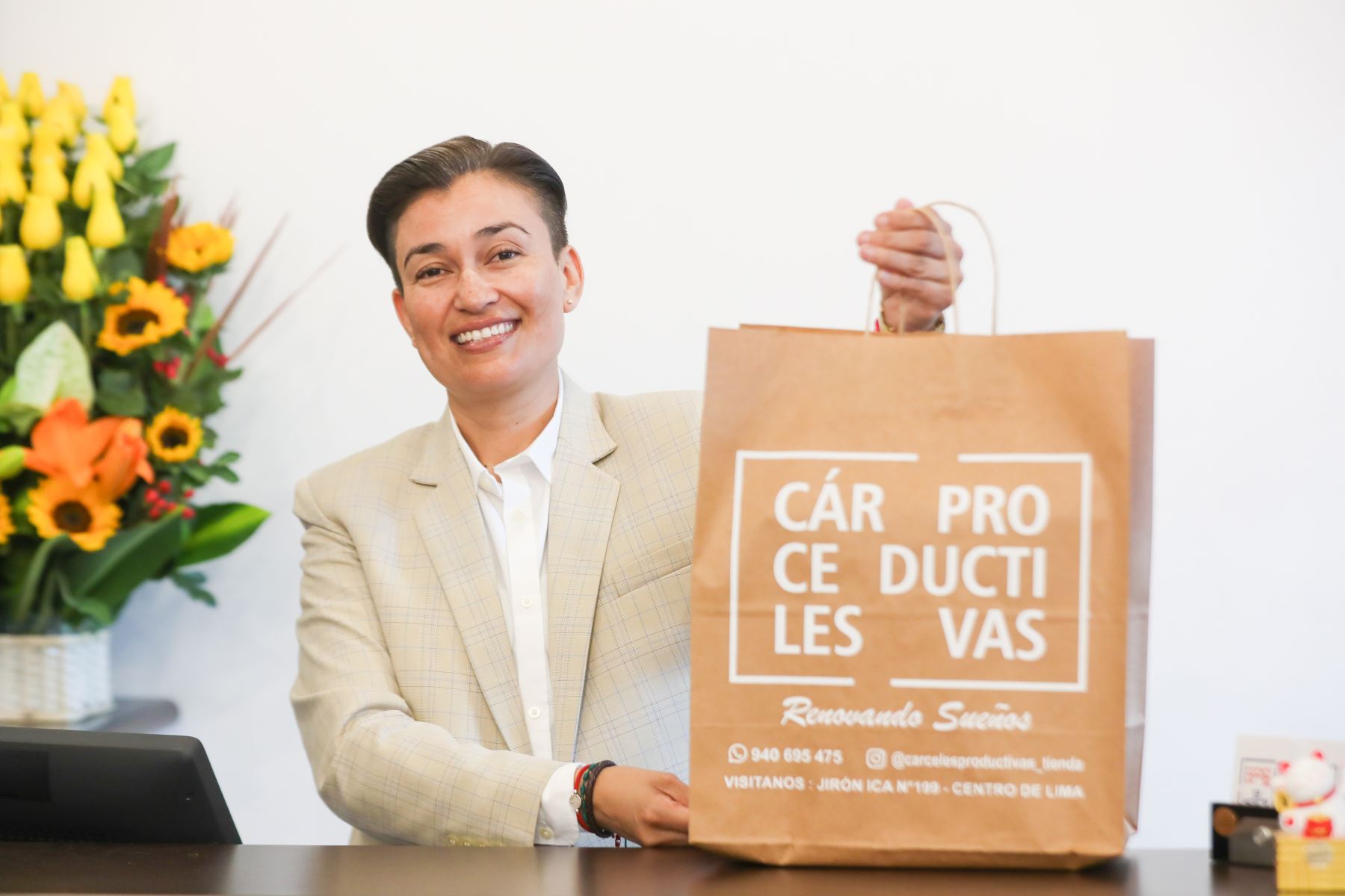 Kitzya Armenta - administradora de la tienda Cárceles Productivas invita a las personas a visitar el local, pues cuentas con lindos productos de buena calidad.  Foto: ANDINA/Ricardo Cuba