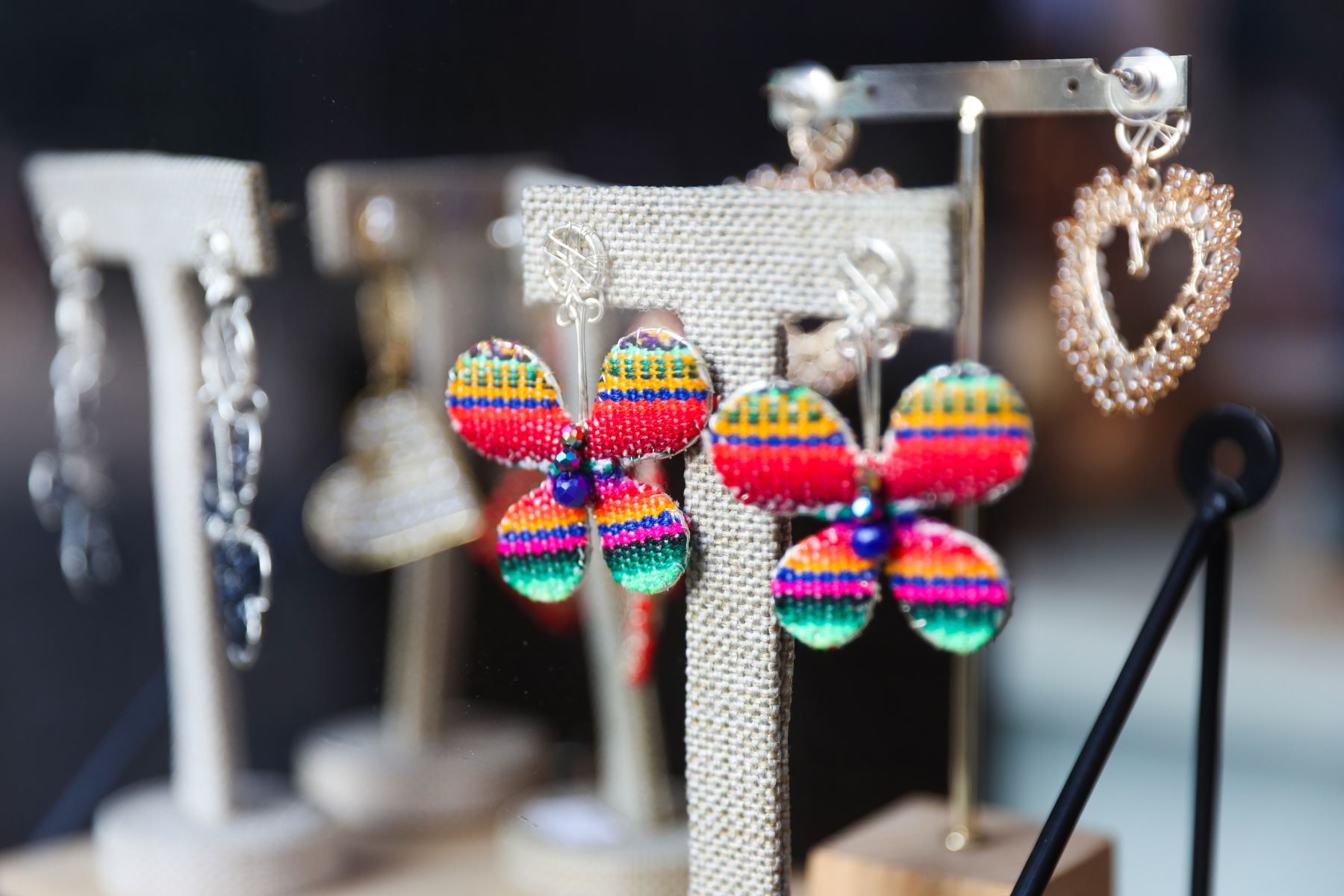 La tienda cuenta con aproximadamente 1000 productos en stock, provenientes de distintas regiones.  Foto: ANDINA/Ricardo Cuba