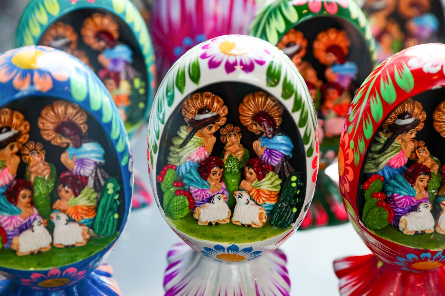 Entre los productos que ofrece la tienda, destacan tejidos, trabajos en madera, bijouterie, cerámica, orfebrería, tallado y artículos textiles.  Foto: ANDINA/Ricardo Cuba