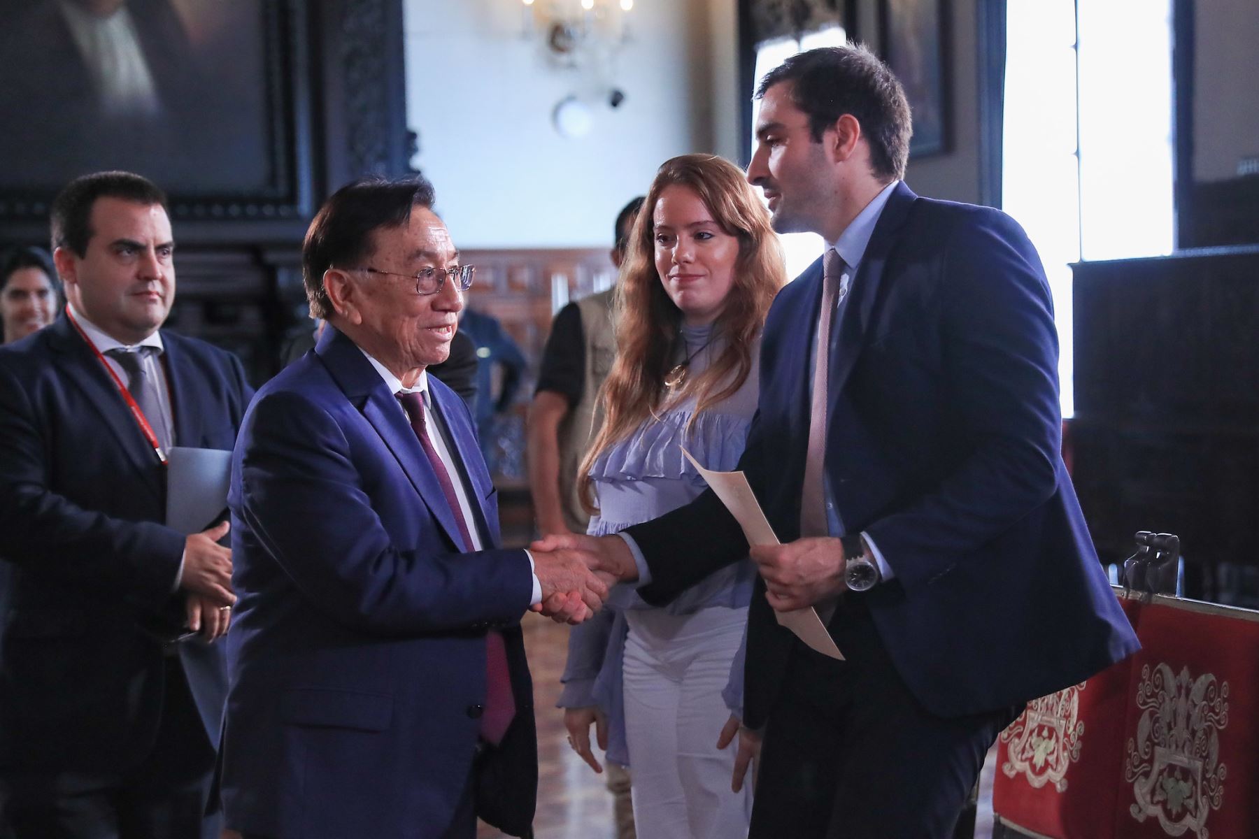 El presidente de la república, José María Balcázar, participó en la suscripción de los contratos para las obras del nuevo Hospital Regional Manuel Núñez Butrón. Este proyecto, ejecutado bajo el enfoque de Gobierno a Gobierno con Francia, representa una inversión histórica que beneficiará a más de 1 millón 300 mil peruanos. Foto: ANDINA/Prensa Presidencia