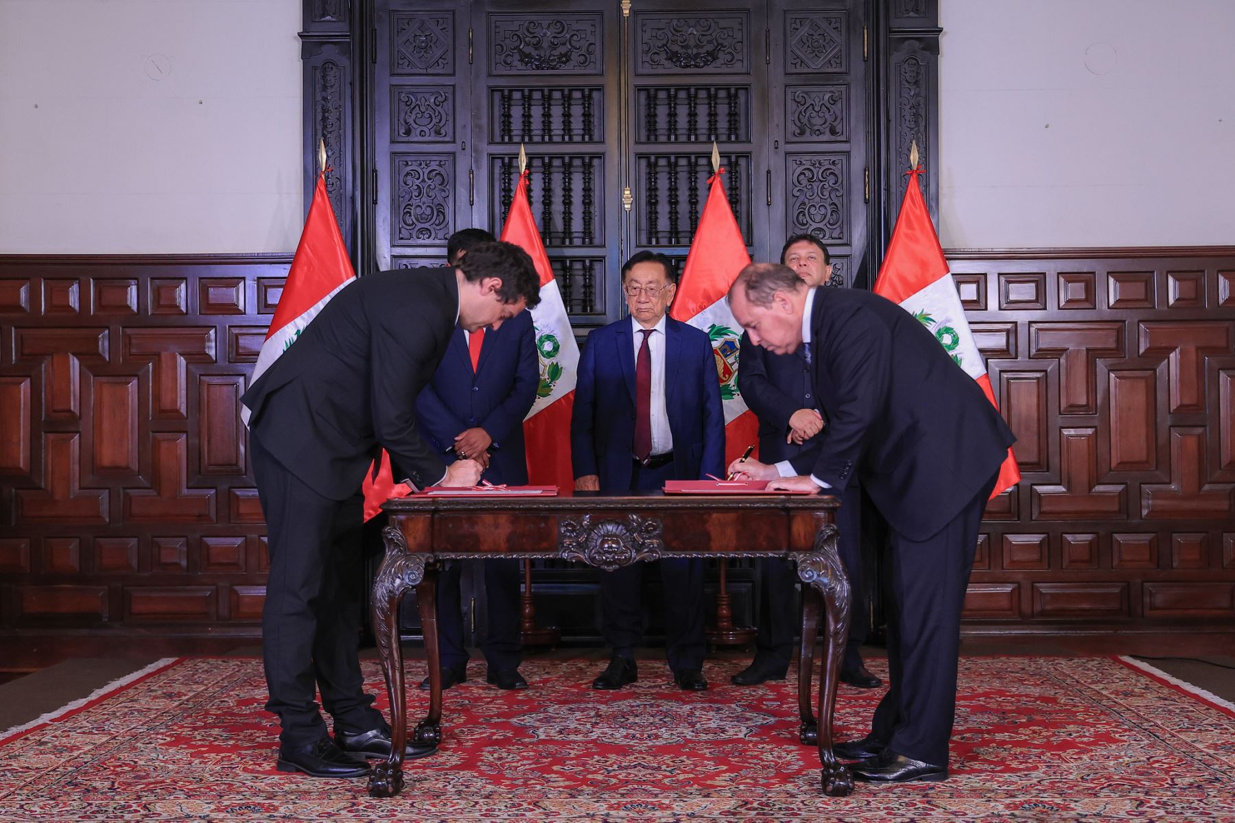 El presidente de la república, José María Balcázar, participó en la suscripción de los contratos para las obras del nuevo Hospital Regional Manuel Núñez Butrón. Este proyecto, ejecutado bajo el enfoque de Gobierno a Gobierno con Francia, representa una inversión histórica que beneficiará a más de 1 millón 300 mil peruanos. Foto: ANDINA/Prensa Presidencia