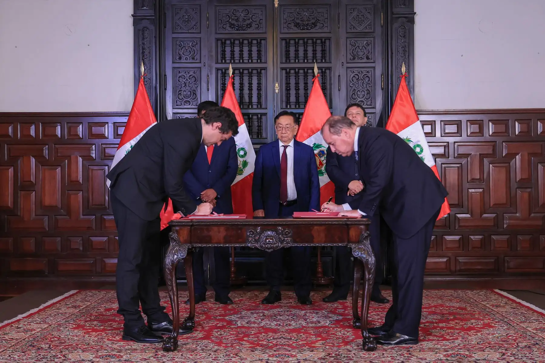 El presidente de la república, José María Balcázar, participó en la suscripción de los contratos para las obras del nuevo Hospital Regional Manuel Núñez Butrón. Este proyecto, ejecutado bajo el enfoque de Gobierno a Gobierno con Francia, representa una inversión histórica que beneficiará a más de 1 millón 300 mil peruanos. Foto: ANDINA/Prensa Presidencia