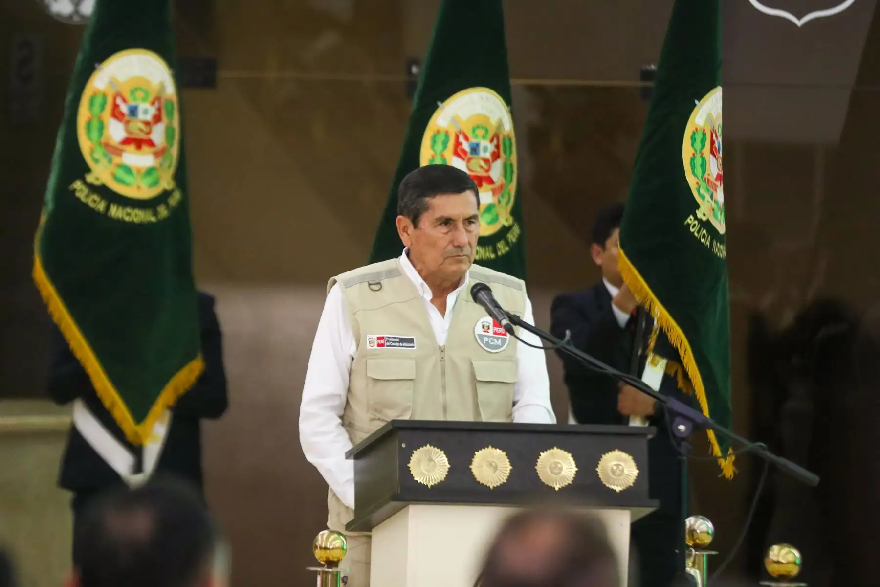 El titular del Gabinete Ministerial expresó el reconocimiento del Gobierno central por el valor, entrega y sacrificio demostrado por los agentes del orden, que le han valido los merecidos ascensos al grado inmediato superior. Foto: ANDINA/Ricardo Cuba