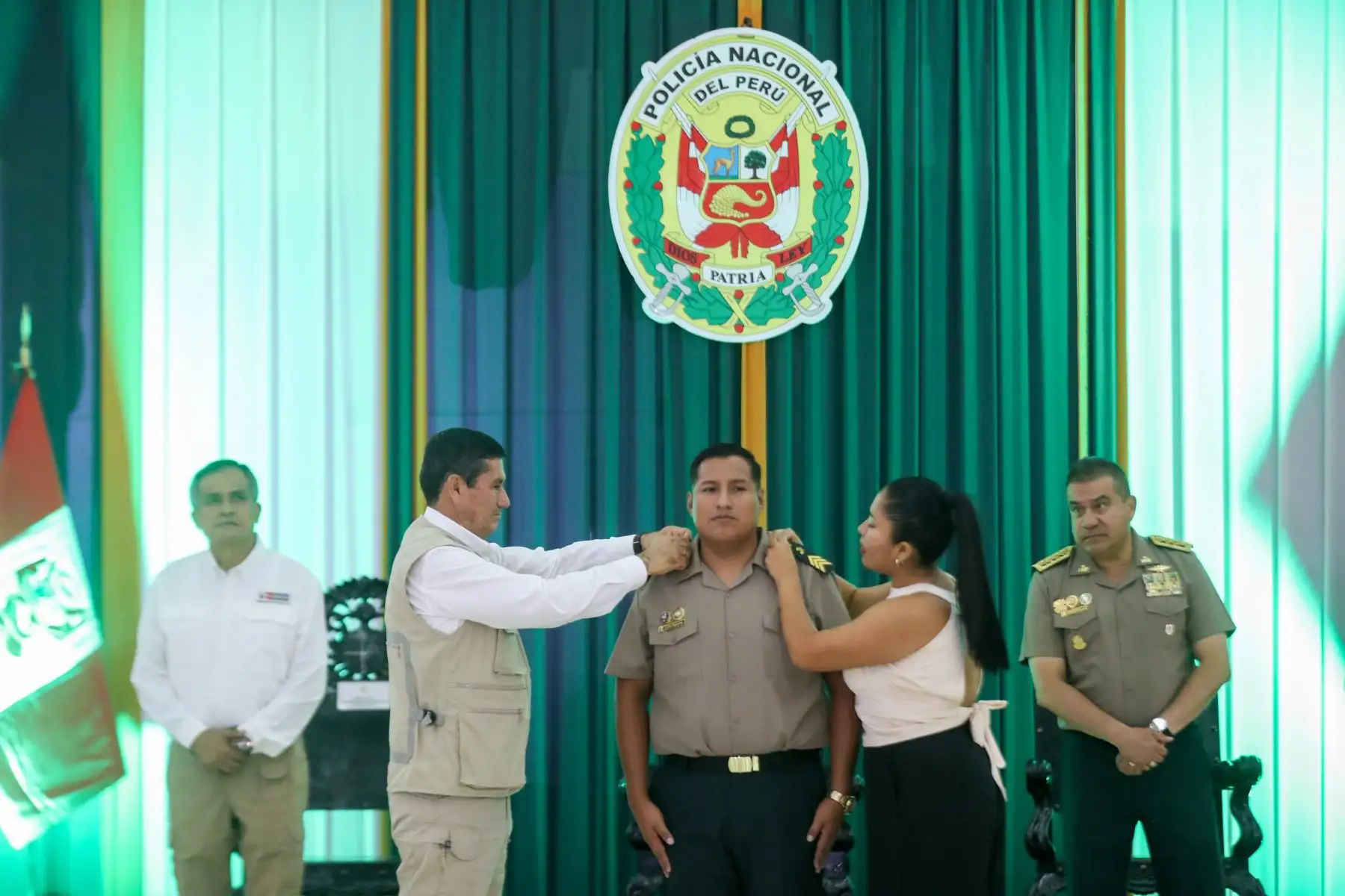 Durante la ceremonia, el premier, Luis Arroyo, junto al ministro del Interior, José Zapata, y al comandante general de la PNP, General de Policía Óscar Arriola, impuso las insignias de mando a los valerosos efectivos que pusieron en riesgo su vida para proteger a la ciudadanía. Foto: ANDINA/Ricardo Cuba