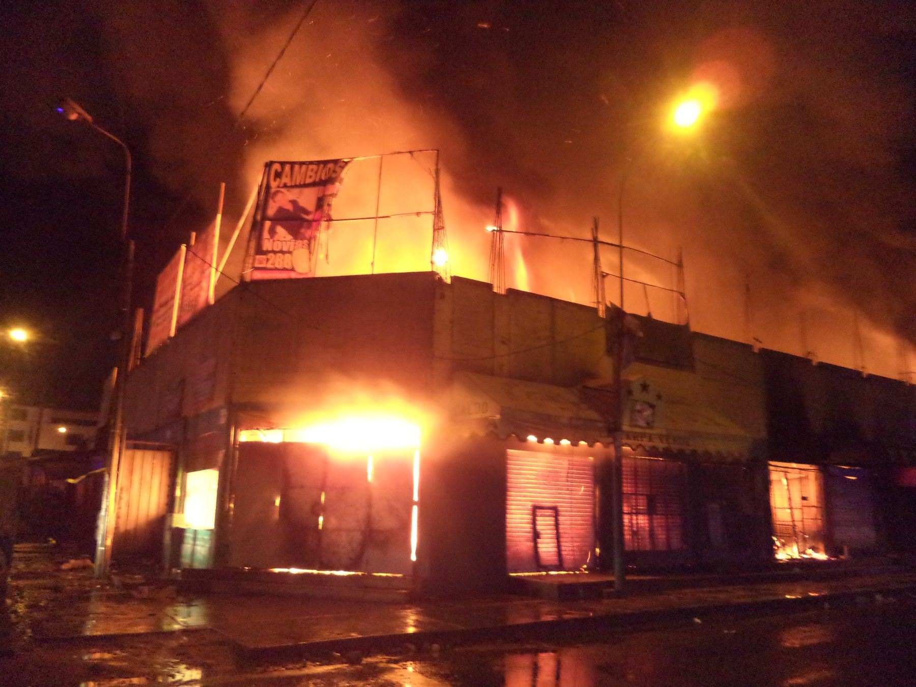 Villa El Salvador: incendio consume más de 40 locales en mercado Unión Progreso