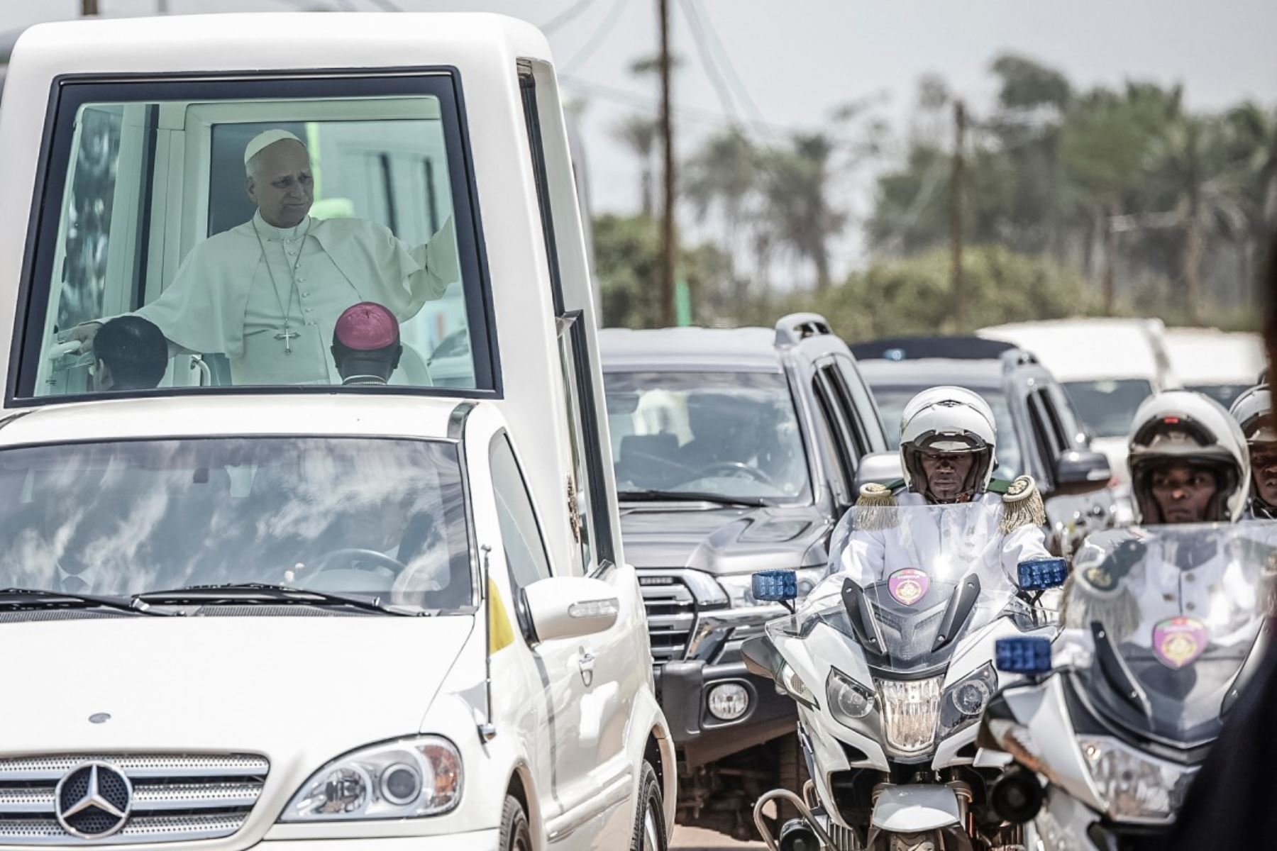 El Papa León XIV saluda a sus seguidores desde el papamóvil mientras se dirige a la Catedral de San José en Bamenda, en el cuarto día de un viaje apostólico de 11 días a África. Foto: AFP