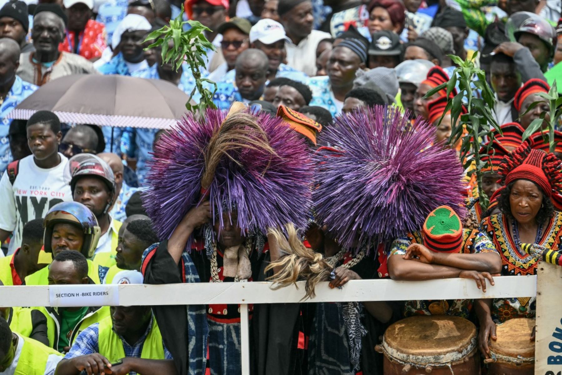 Fieles saludan al papa León XIV,  mientras se dirige a la Catedral de San José en Bamenda, en el cuarto día de un viaje apostólico de 11 días a África. Foto: AFP