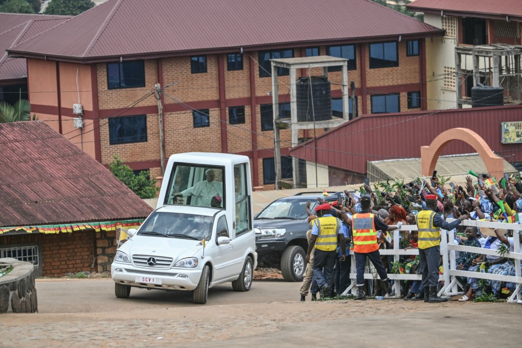 El Papa León XIV saluda a sus seguidores desde el papamóvil mientras se dirige a la Catedral de San José en Bamenda, en el cuarto día de un viaje apostólico de 11 días a África. Foto: AFP