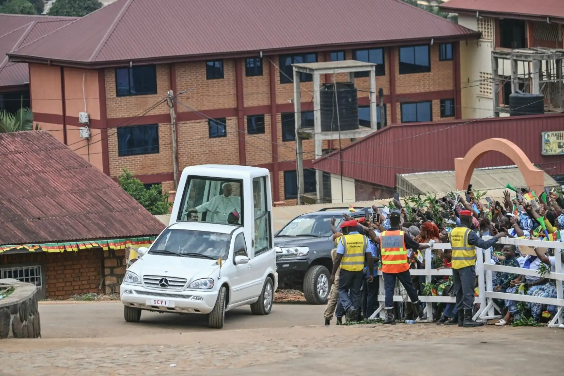 El Papa León XIV saluda a sus seguidores desde el papamóvil mientras se dirige a la Catedral de San José en Bamenda, en el cuarto día de un viaje apostólico de 11 días a África. Foto: AFP